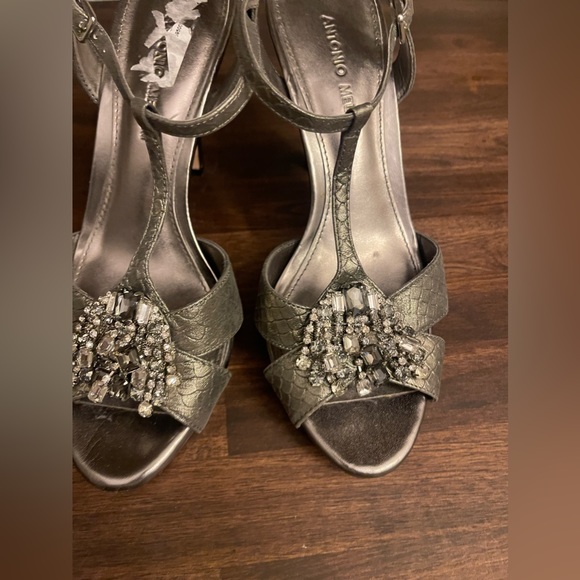 Size 9.5 Antonio Melanie stunning silver pewter heels with jewels - Picture 5 of 7